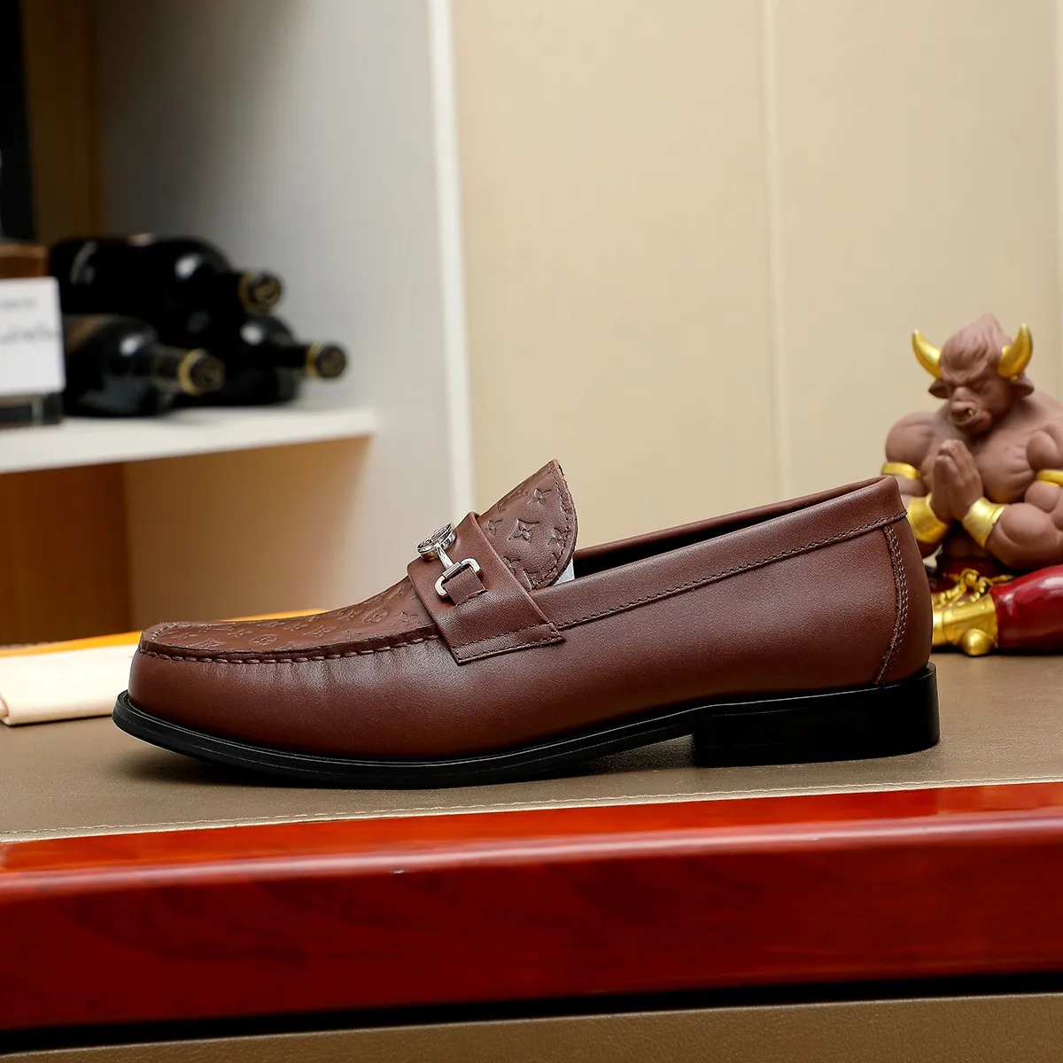 Men's shoes 460 💰 Louis Vuitton LV ® 🆕 model 🔛 full shoe counter, first layer cowhide, 🐂leather lining casual shoes for men, super soft outsole, a must-have for driving. Synchronized with the counter, original first layer cowhide, completely 1:1 mold customization 🌹 top version, color optional! Number: 38-44 (45.46 customized)